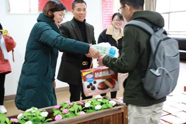 说明: C:\Users\dell\Desktop\学生工作总结\学生工作总结\陈加伟部分\4:考研指导服务体系 全\院领导慰问促冲刺.jpg